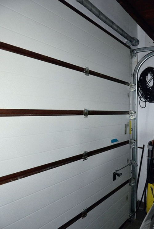Bramę, od strony wnętrza garażu, wykończono laminatem w białym kolorze