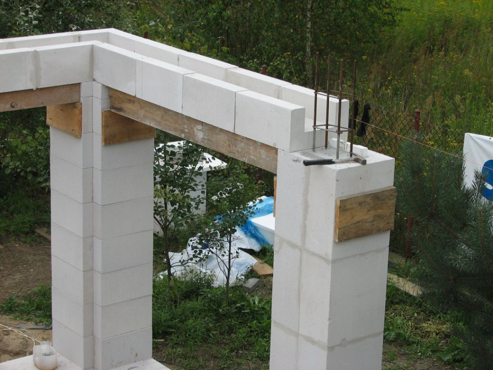 Systemowa zaprawa klejowa nadaje się nie tylko do murowania bloczków, ale także łączenia kształtek U czy osadzania w ścianie belek nadprożowych 