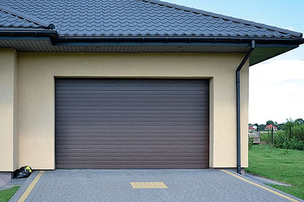 Szeroki otwór wjazdowy do garażu