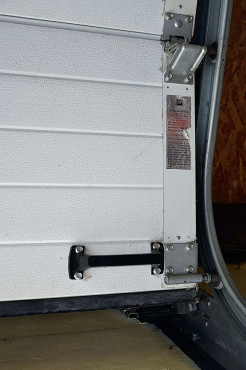 Wrota, zaizolowane pianką poliuretanową o gr. 46 mm, są wyposażone w trwałe uszczelki i wewnętrzny pochwyt