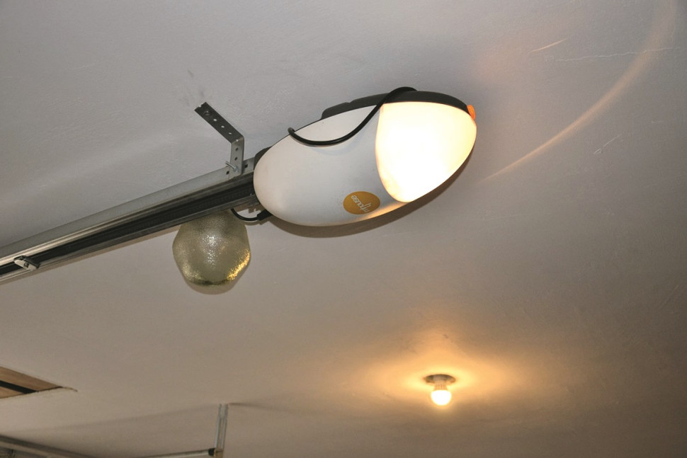 Napęd działa na pasku kewlarowym i ma m.in. system wykrywania przeszkód