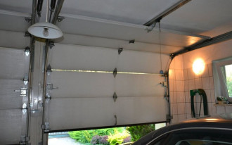 Przez zabezpieczenie przed włamaniem, wrota segmentowe są trudniejsze w obsłudze