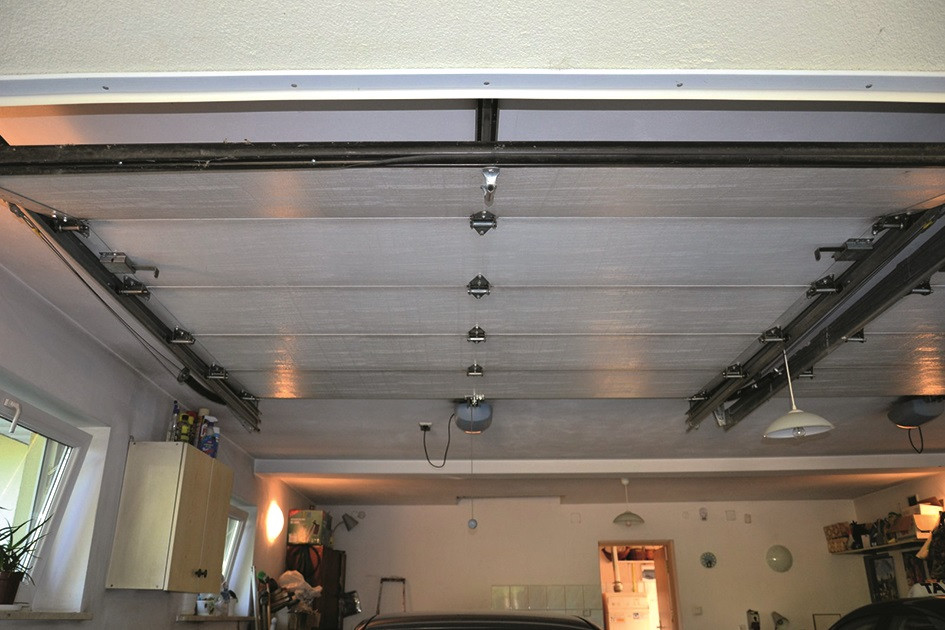 Skrzydła w pozycji otwartej ustawiają się pod sufitem pomieszczenia