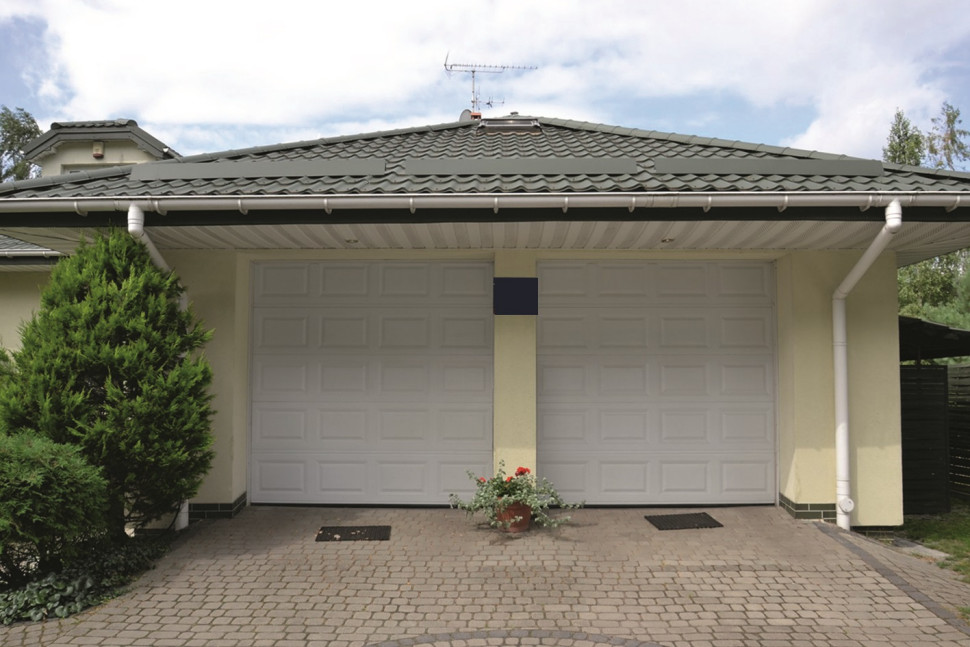 Garaż ma dwie bramy górne segmentowe o wymiarach 2500 x 2500 mm