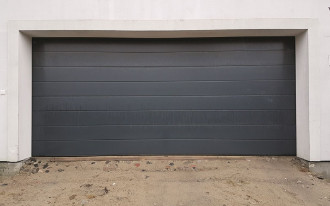 Brama segmentowa obsługiwana pilotami, przyciskami na ścianie i panelem sterującym