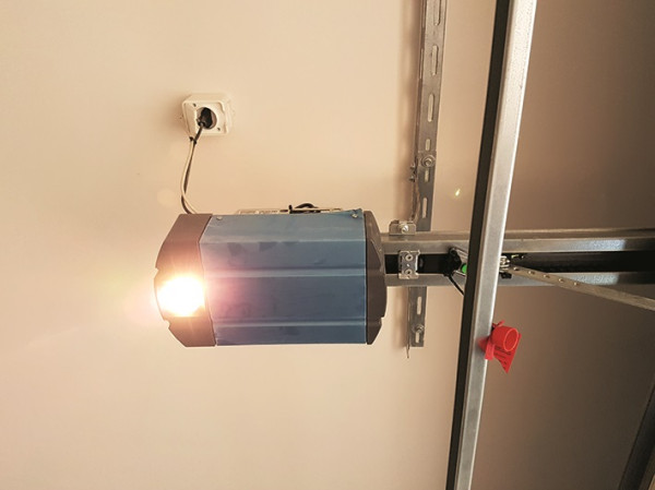 Firmowy napęd zamontowano równolegle z wrotami