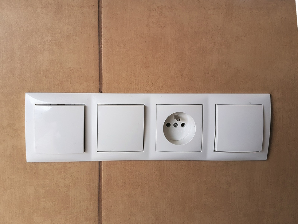 Na ścianie garażu umieszczono przyciski do automatycznej obsługi bramy