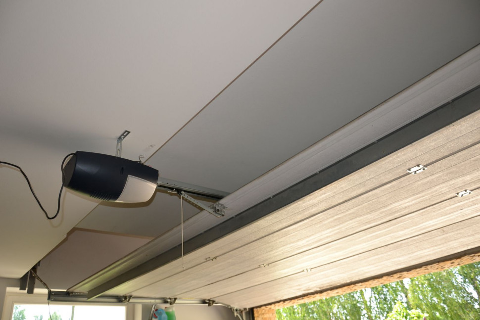 Do napędu bramy garażowej poprowadzono w stropie przewody elektryczne, po wymianie ma siłę uciągu 800 N