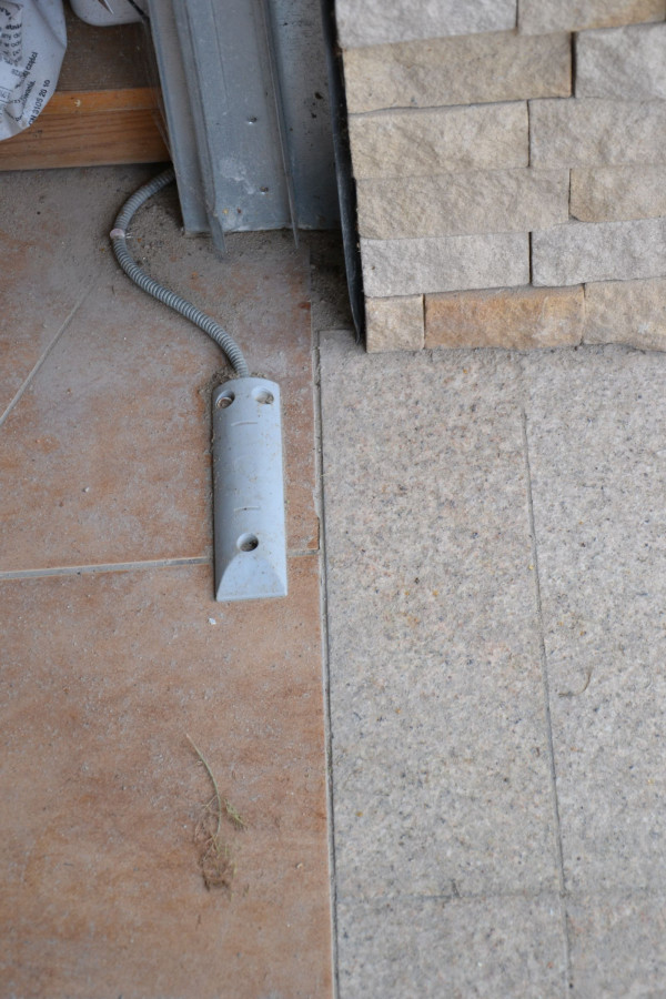 Element systemu bezpieczeństwa przy bramie garażowej