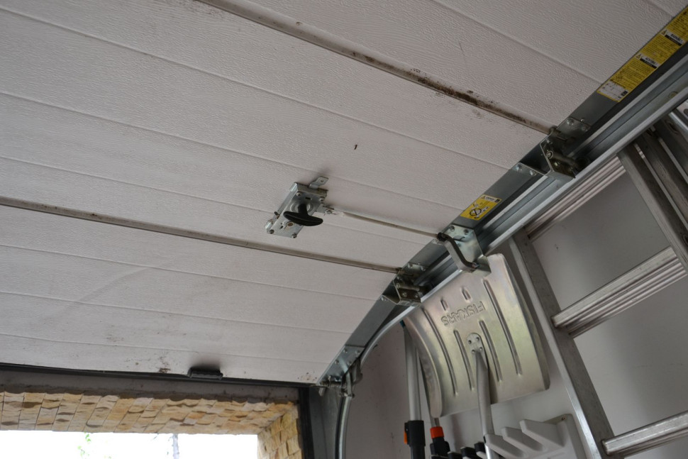 Mechanizm segmentowej bramy garażowej