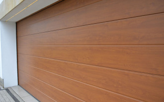 Szeroka brama segmentowa z napędem ma tylko jedną wadę!