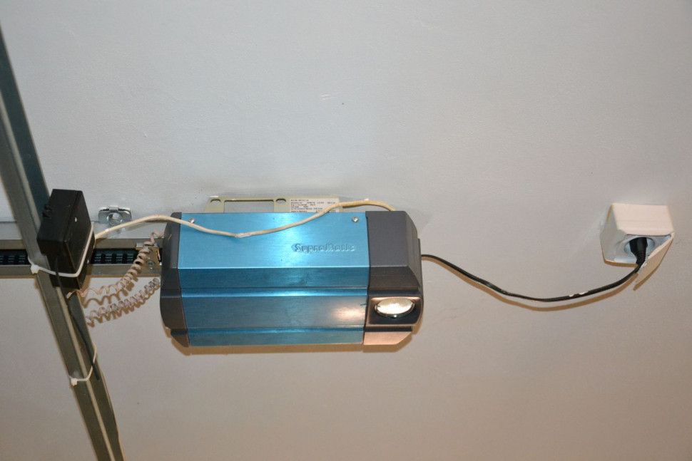 Napęd o sile uciągu 750 N cicho i płynnie podnosi i opuszcza szerokie wrota