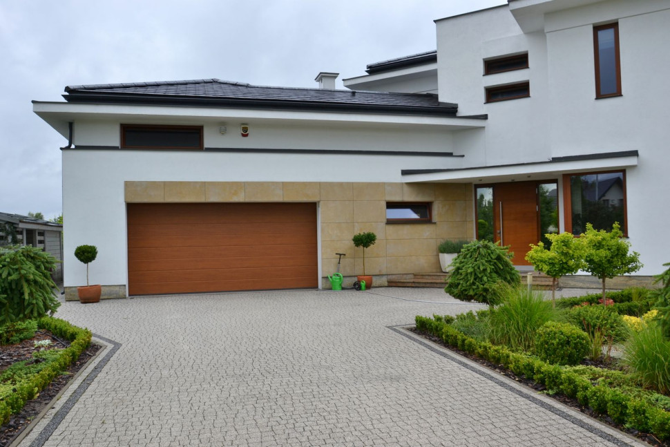 Przez otwór garażowy o szer. 5 m wygodnie wjeżdżają 2 samochody