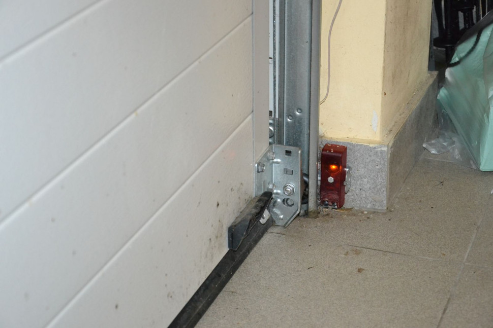 Czujnik podczerwieni i wewnętrzny pochwyt, ułatwiający ręczne podnoszenie skrzydła