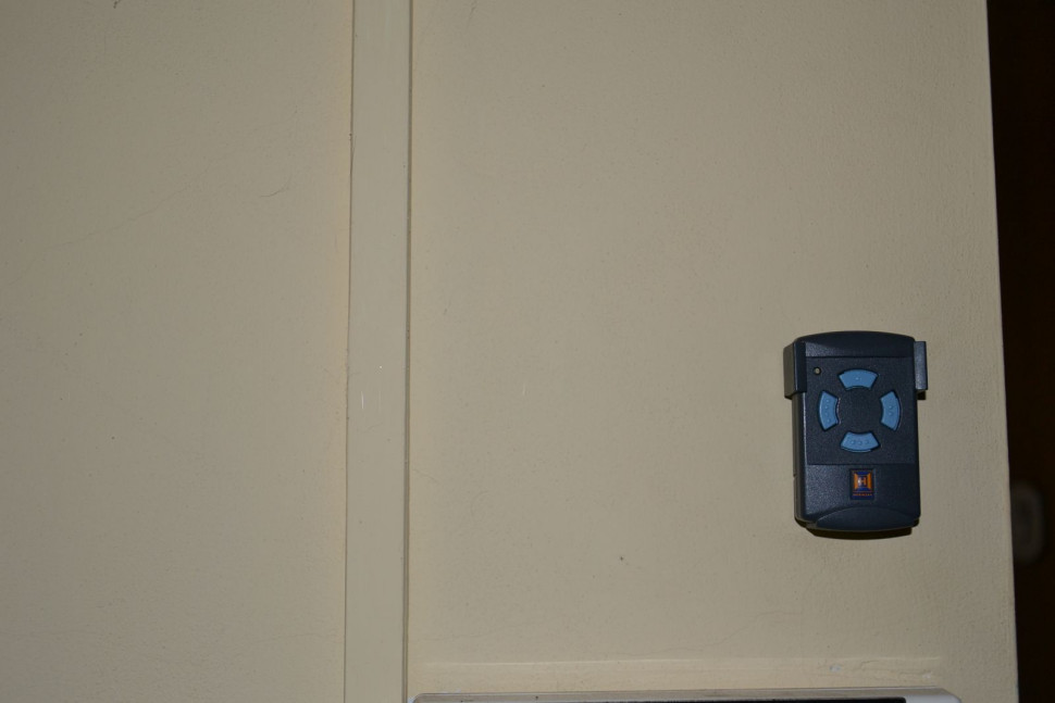 Jeden z firmowych pilotów przechowuje się na ścianie garażu (zastępuje przycisk ścienny)