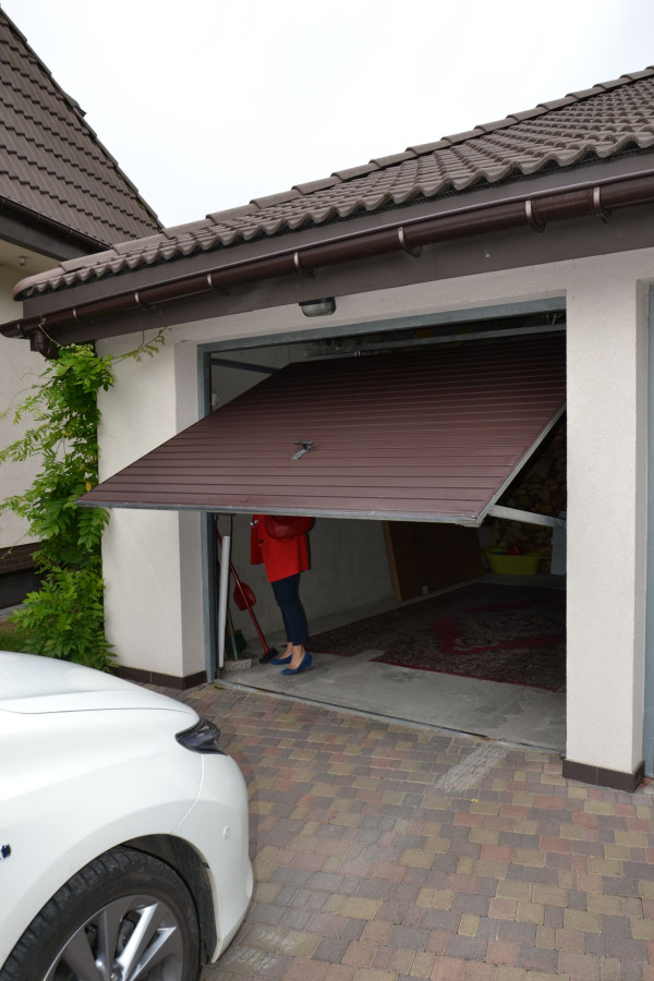 Uchylna brama garażowa: Skrzydło wysuwa się nad podjazd, samochód trzeba postawić w odpowiedniej odległości