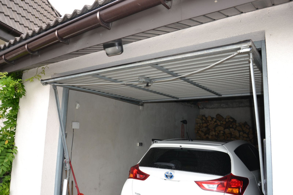 Uchylna brama garażowa - fragment ościeżnicy i prowadnic