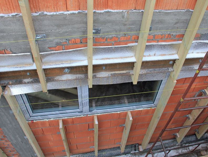 W metodzie lekkiej mokrej ocieplenie i okładzinę elewacyjną podtrzymuje drewniany lub metalowy ruszt