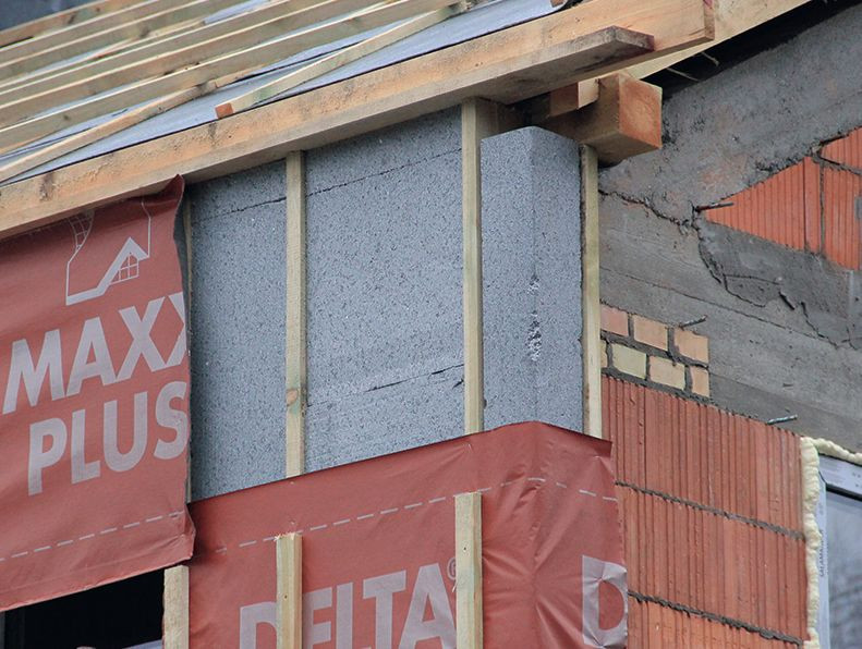 W tym przypadku warstwę ociepleniową stanowi styropian, na którym ułożono folię wstępnego krycia