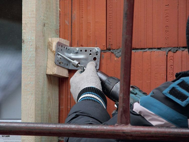 Ruszt mocuje się przy użyciu śrub i kołków, bez kleju