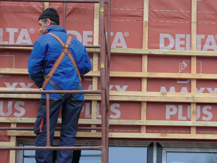 Po ułożeniu folii nabija się kontrłaty i łaty, na których zostanie zamocowana okładzina elewacyjna