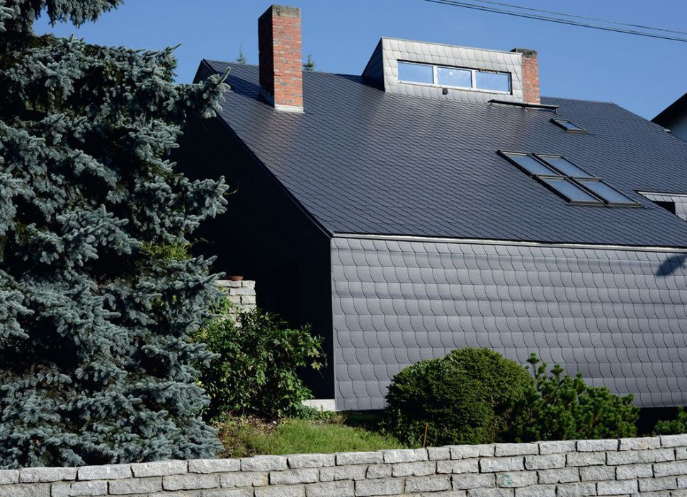 Ułożone płytki włókno-cementowe - krycie niemieckie na dachu