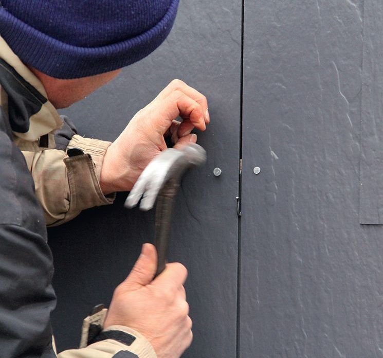 Płytki włókno-cementowe na elewacji: na każdą płytkę daje się dwa gwoździe i haczyk