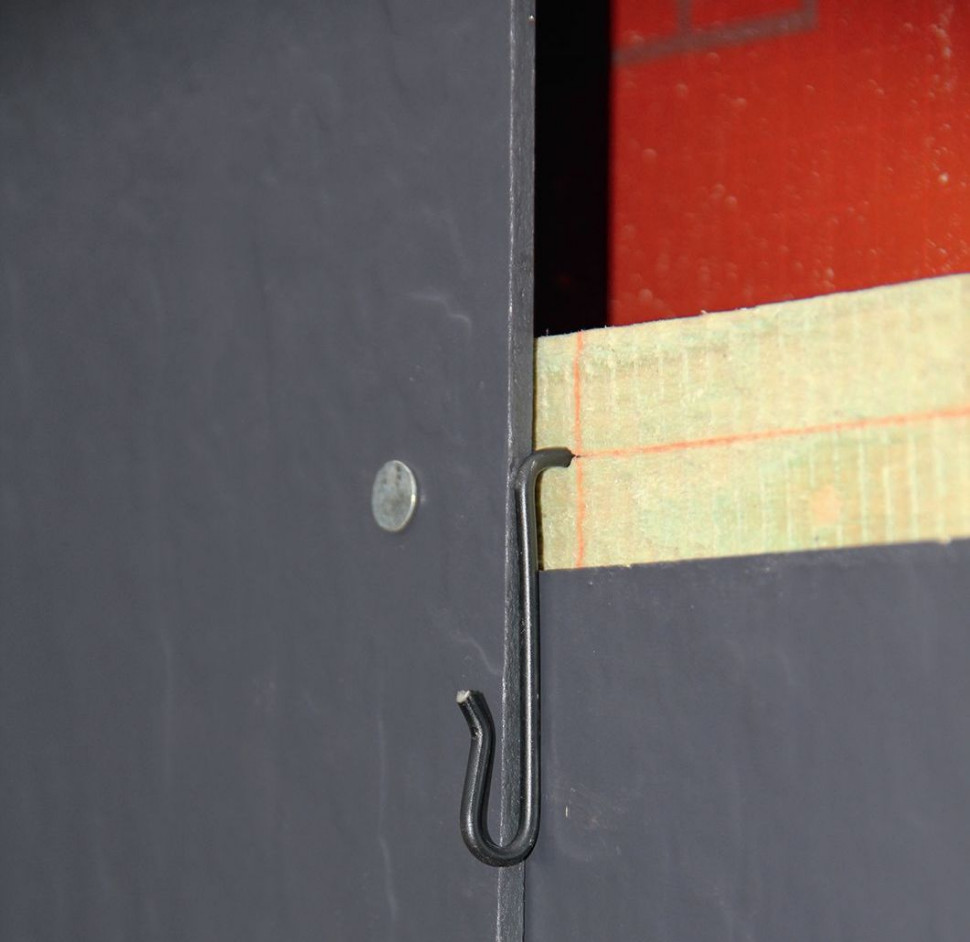 Płytki włókno-cementowe na elewacji: haczyk zabezpiecza okładzinę przed zerwaniem, np. przez silny wiatr