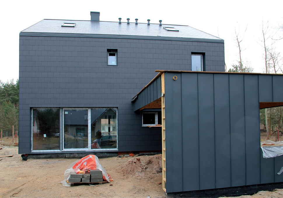 Płaska blacha łączona na rąbek na elewacji i ścianach wiaty garażowej