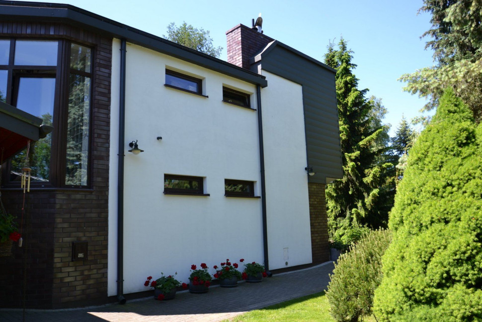 Fragment elewacji pomalowany na biało