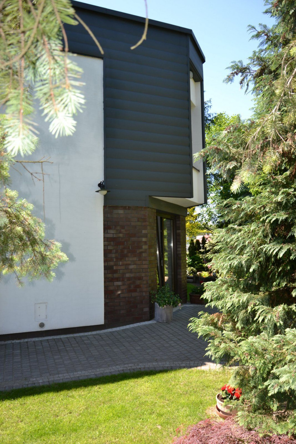 Elewacja w dobudowanej części domu