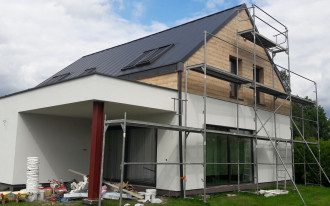 Elewacja z tynku silikonowego i paneli elewacyjnych