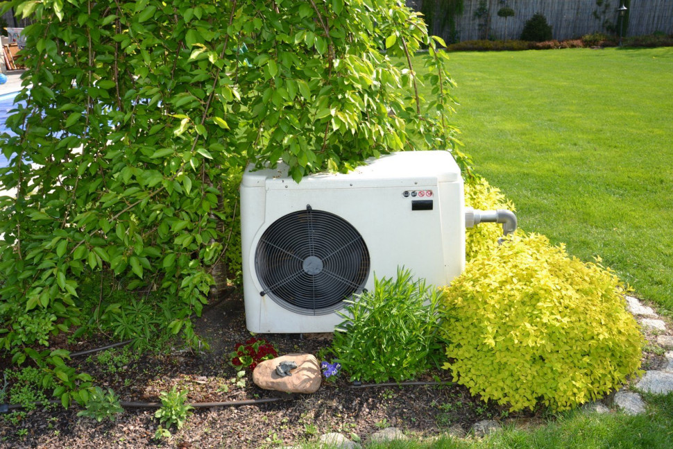 Powietrzna pompa ciepła dla basenu ma wymiary 910 x 380 x 650 mm