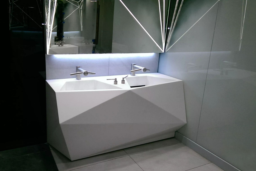 Wolnostojące umywalki z odpływem liniowym w Kompleksie Złote Tarasy w Warszawie