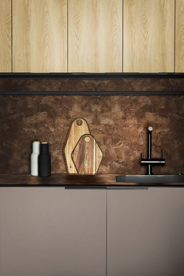 Płyty laminowane Trufel U16000 oraz Dąb karmel R20365, blat i ścianka Cermaic rust F76026