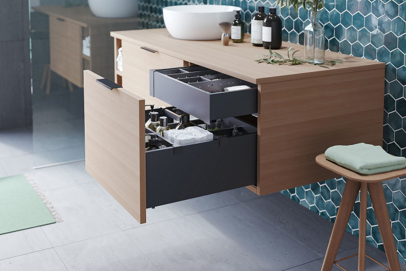 Dzięki systemowi szuflad wewnętrznych kilka szuflad można schować za jednym dużym frontem