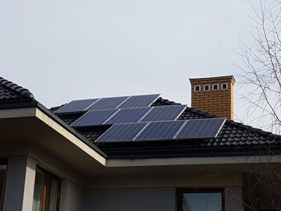 Panele fotowoltaiczne zamontowano na zachodniej połaci dachu o nachyleniu 35°