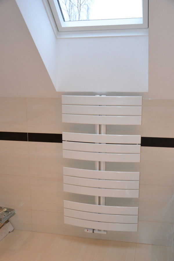 Łukowato wygięty grzejnik drabinka