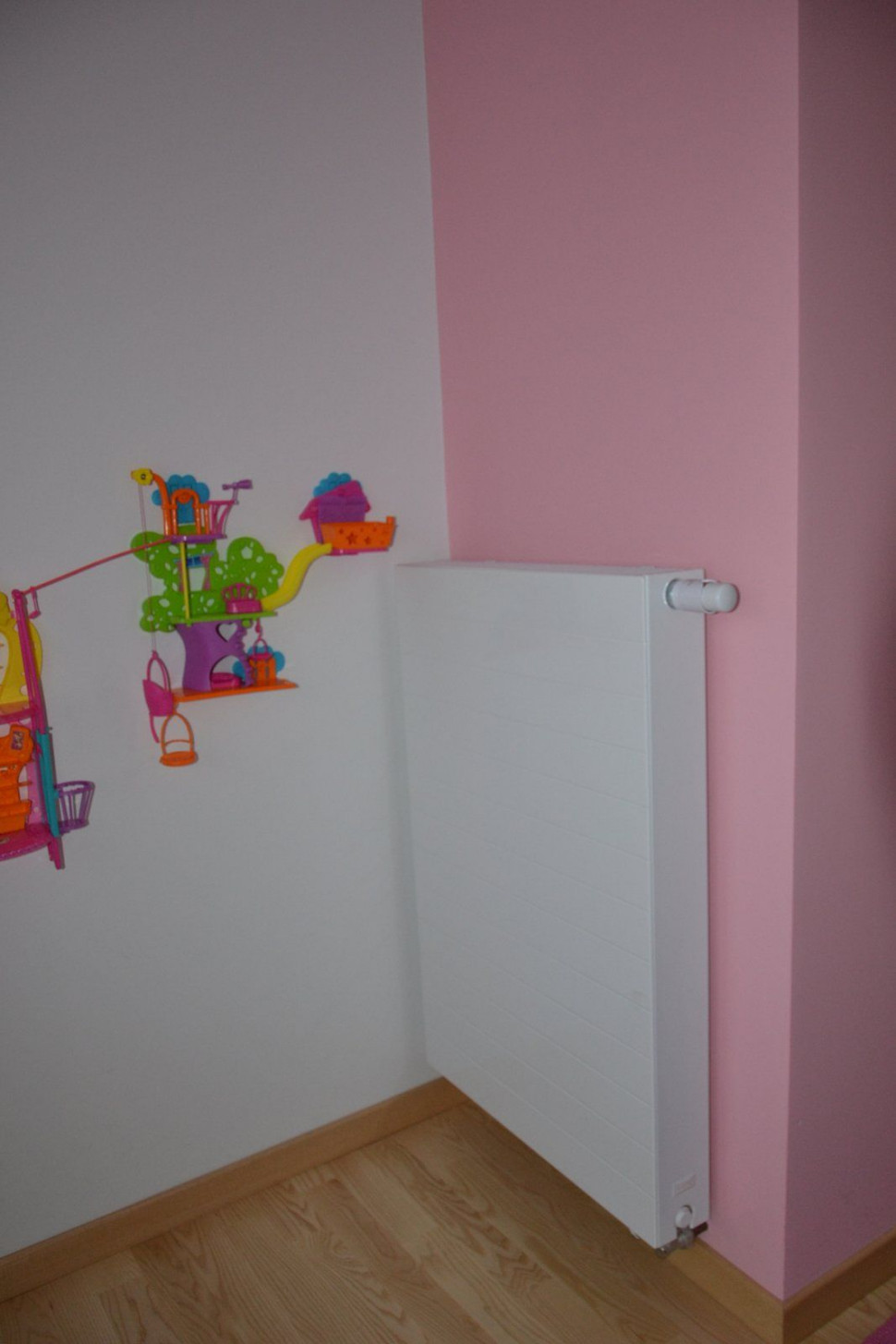 Grzejnik dwupłytowy na ścianie wewnętrznej