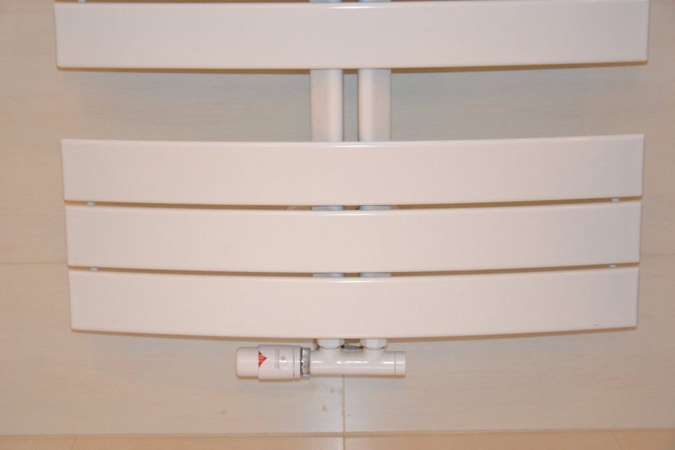 Grzejnik drabinka z głowicą termostatyczną