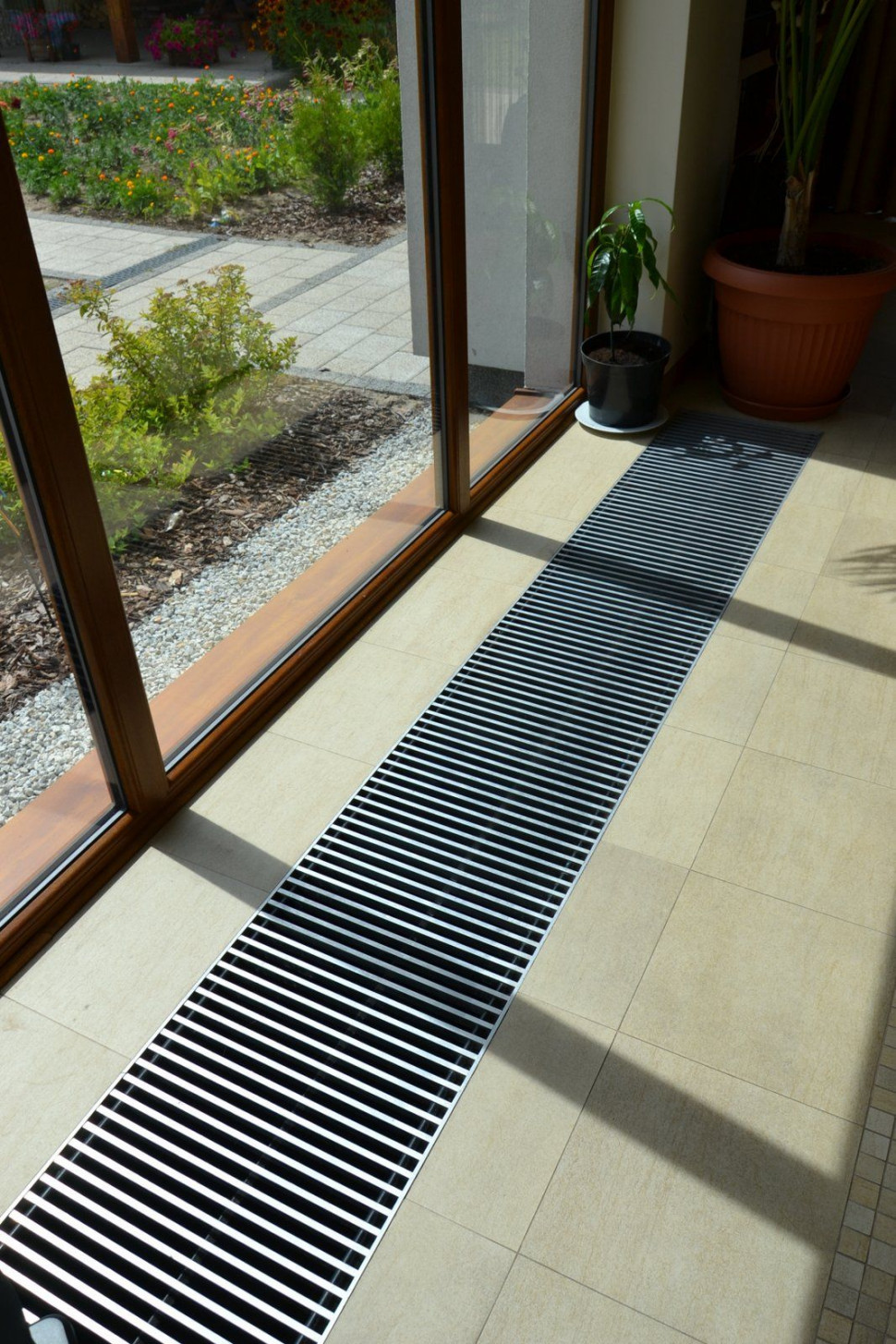 Grzejnik kanałowy o wymiarach 170 x 2900 x 150 mm generuje kurtynę cieplną przy przeszkleniu