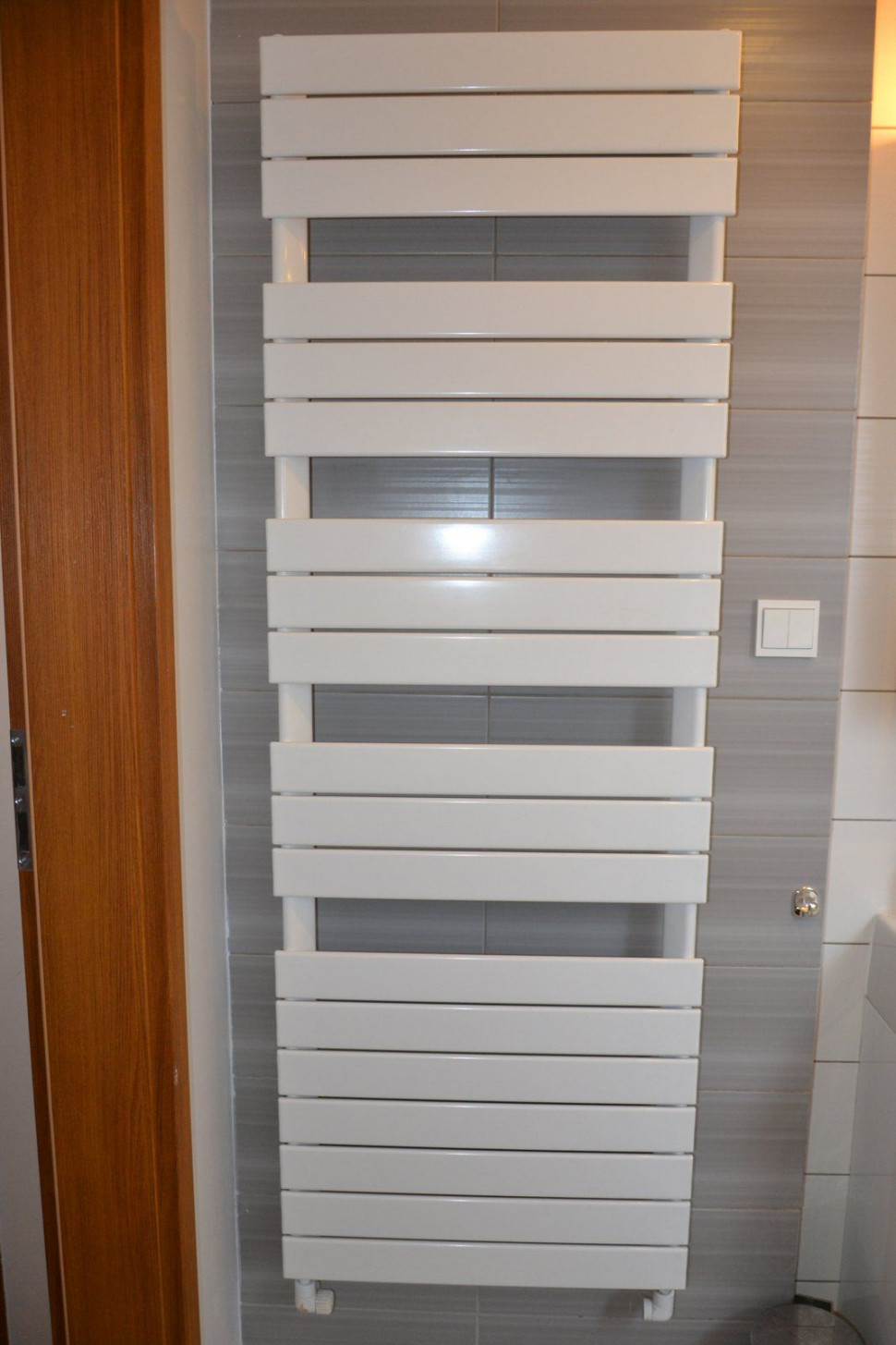 W łazience na poddaszu, grzejnik z podłączeniem dolnym (ze ściany) ma wysokość 1,7 m