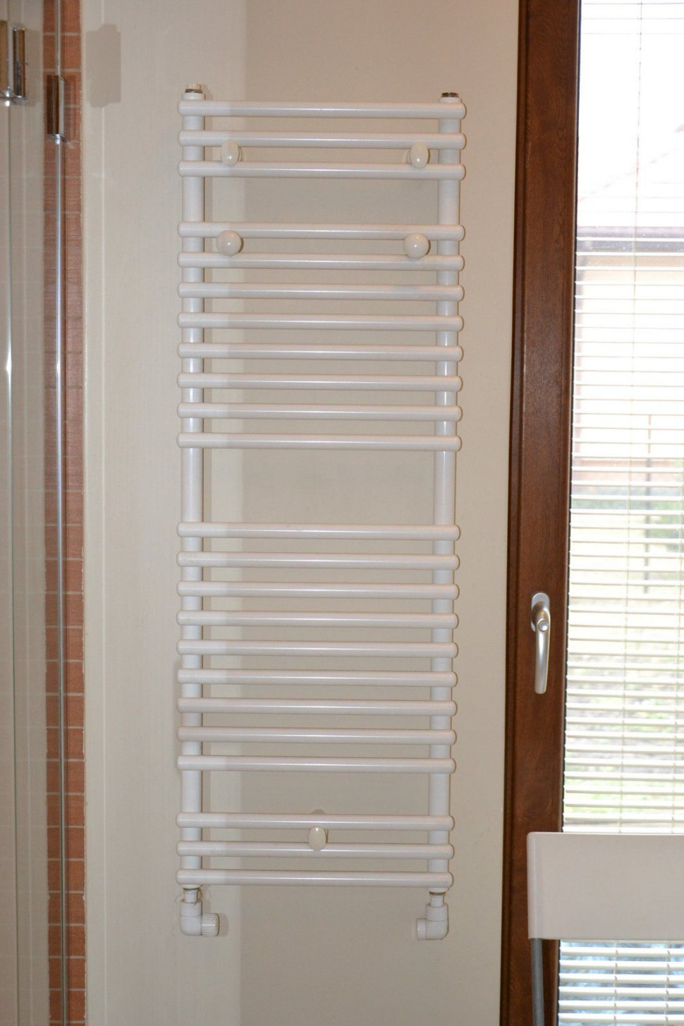 W łazience rodziców drabinkę umieszczono na ścianie zewnętrznej przy oknie