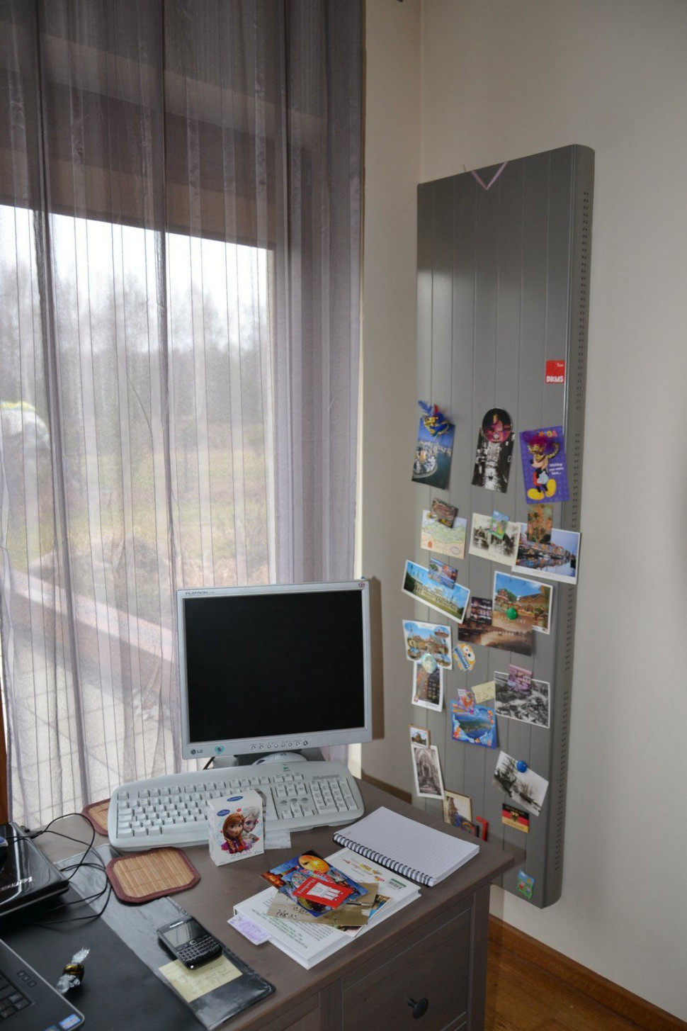 W gabinecie, zamiast modelu kanałowego, zamontowano grzejnik płytowy