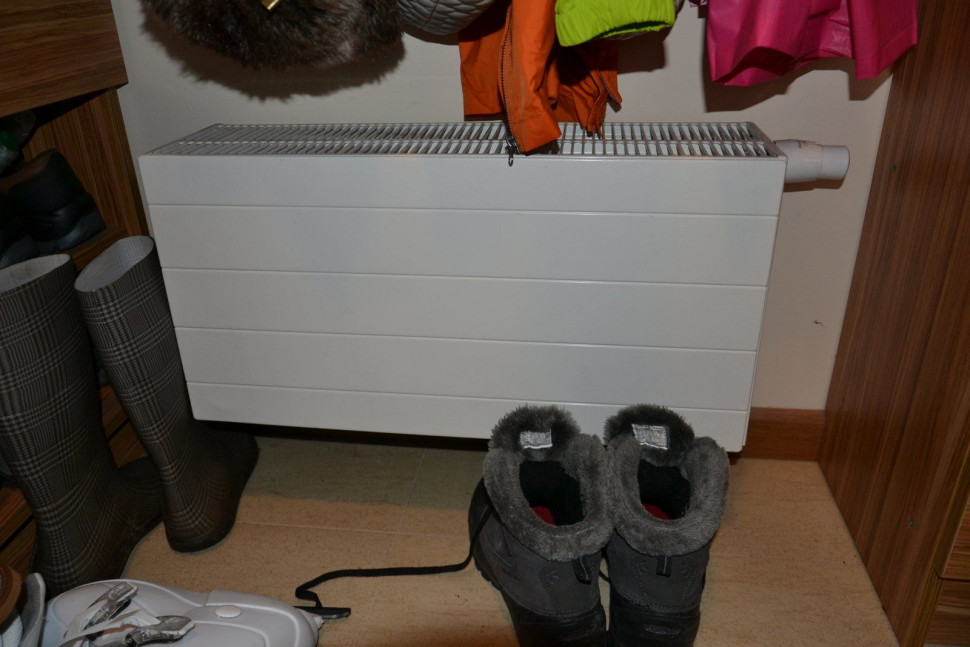 W szatni umieszczono niski i głęboki grzejnik, żeby mieć możliwość suszenia butów