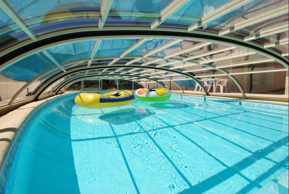 Basen okryty zadaszeniem ELEGANT NEO może być używany nawet podczas, gdy basen jest zadaszony.