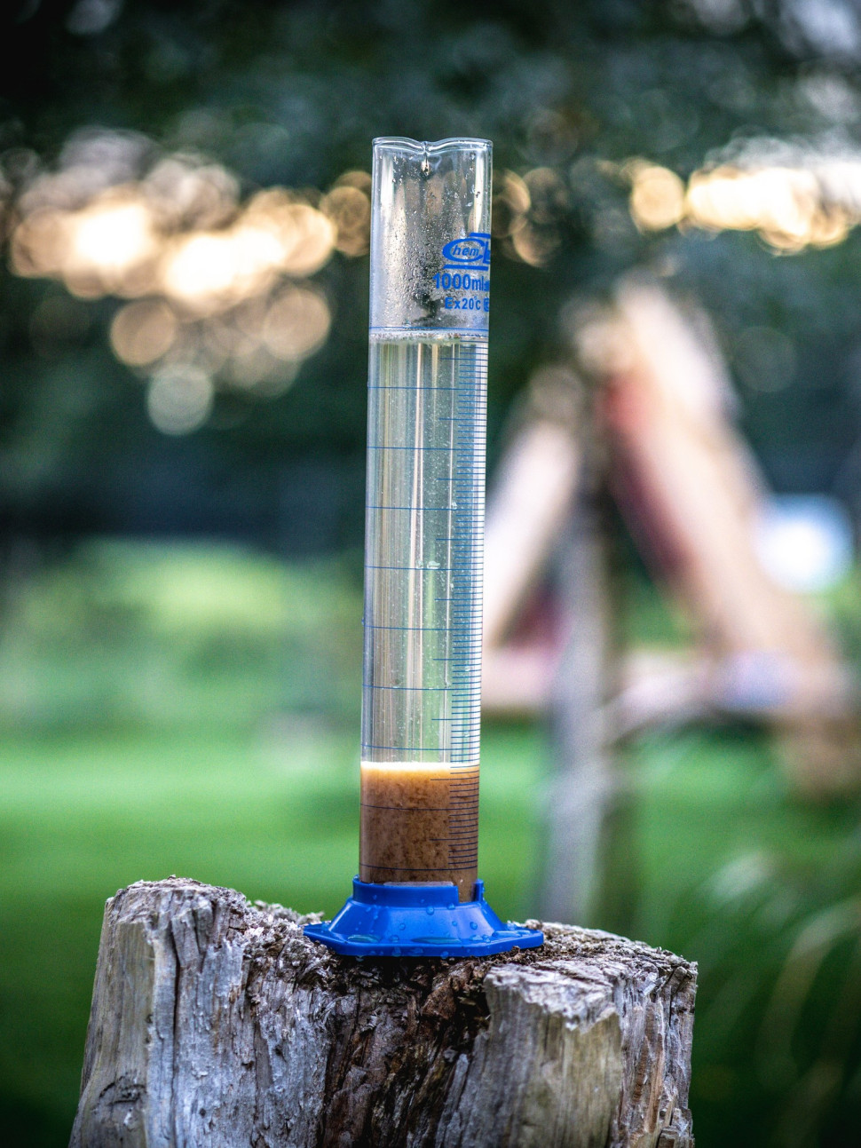 Test sedymentacyjny ilustrujący jakość oczyszczonych ścieków i ilość osadu czynnego.