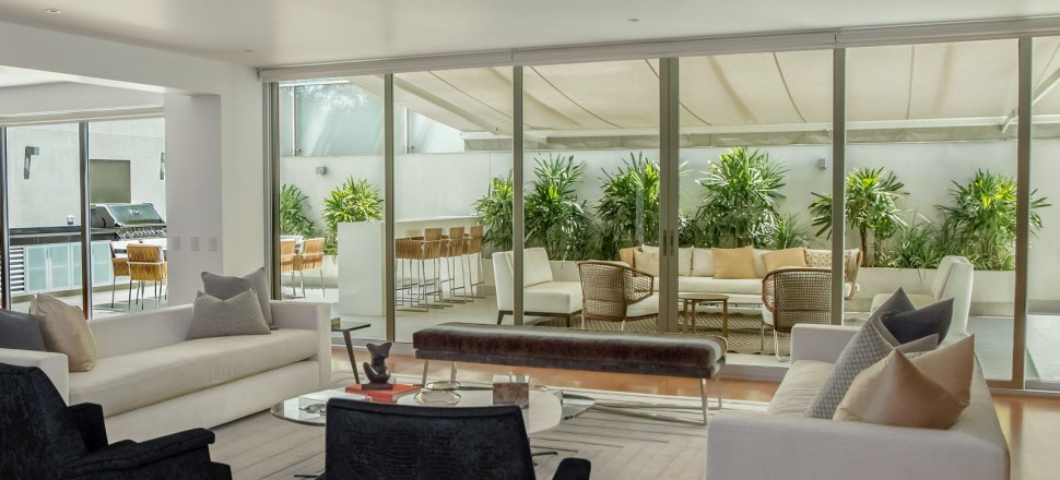 Szklana ściana z dużymi drzwiami tarasowymi