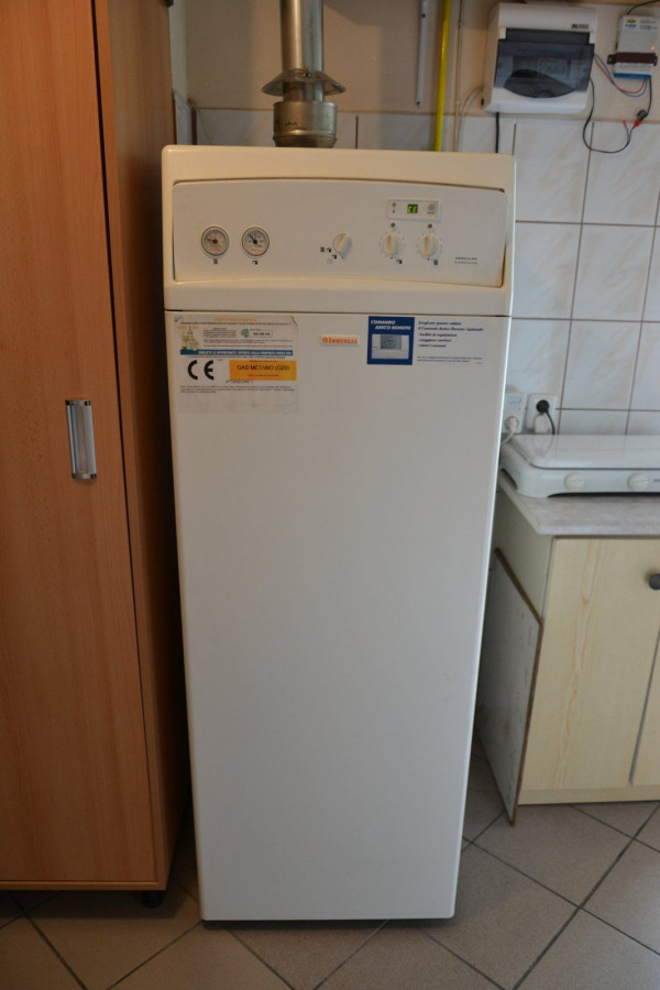 Kompaktowy stojący kocioł z wbudowanym zasobnikiem c.w.u. o poj. 120 l umieszczono w kotłowni o pow. 15 m2