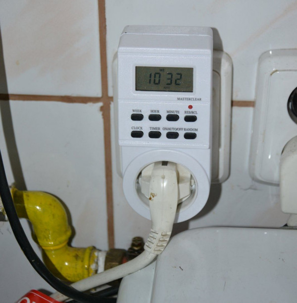 Regulator, automatycznie sterujący cyrkulacją c.w.u.